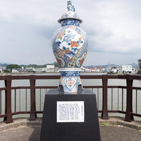 伊萬里津大橋に展示される伊万里焼の染錦四季草花文大壺の写真