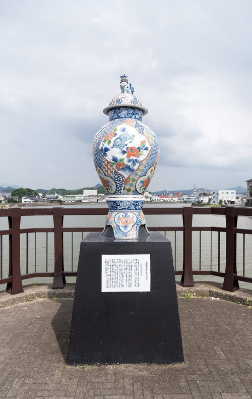 伊萬里津大橋に展示される伊万里焼の染錦四季草花文大壺
