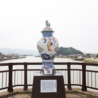 伊万里川の橋の上から眺める古伊万里大壺と伊万里焼の風景の写真