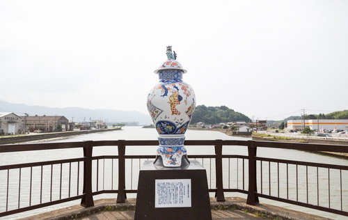 伊万里川の橋の上から眺める古伊万里大壺と伊万里焼の風景