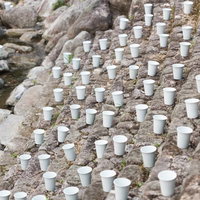 ボシ灯ろうまつりのはじまり、大川内山の急斜面を埋め尽くす白い灯ろうの写真