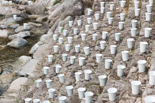 ボシ灯ろうまつりのはじまり、大川内山の急斜面を埋め尽くす白い灯ろう