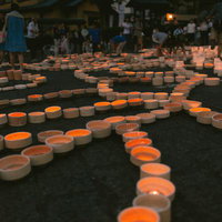 ボシ灯ろうが夜間の街路に幾何学模様を描くの写真