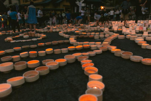ボシ灯ろうが夜間の街路に幾何学模様を描く