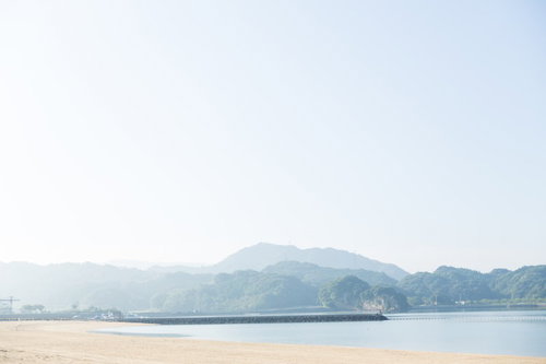 静かな人工海浜公園「イマリンビーチ」の砂浜と防波堤