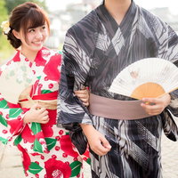 彼氏の顔色をうかがいながら腕を組んじゃう浴衣デート、扇子を手にした夏祭りデートの写真