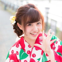 おまたせやっほー（浴衣で待ち合わせ、笑顔で手を振る女性）の写真