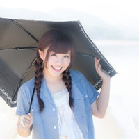 伊万里市のイマリンビーチで日傘を差すおさげの女性の写真