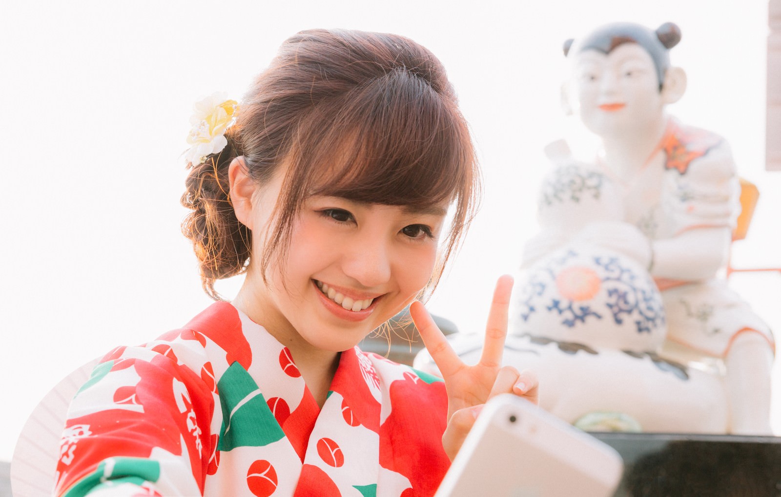 伊万里色絵瓢箪鯰唐子像の前でピースする浴衣の女性［モデル：河村友歌］