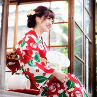 縁側に座る浴衣の女性と蚊取り線香、夏の風情の写真