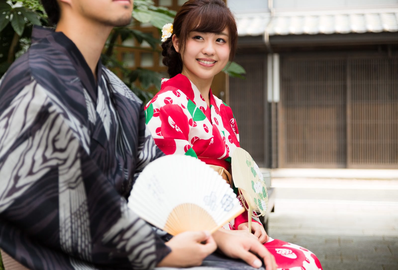 古い町並みで浴衣姿のカップルが並ぶ［モデル：河村友歌］