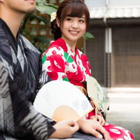 彼と念願の浴衣デート、古い町並みで少し緊張気味の写真