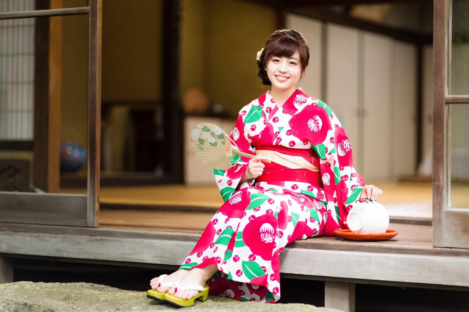縁側で浴衣を着た女性が扇子を持ってくつろぐ［モデル：河村友歌］