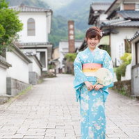 伊万里市大川内山で浴衣姿の女性が白い団扇を持つ古民家の坂道の写真