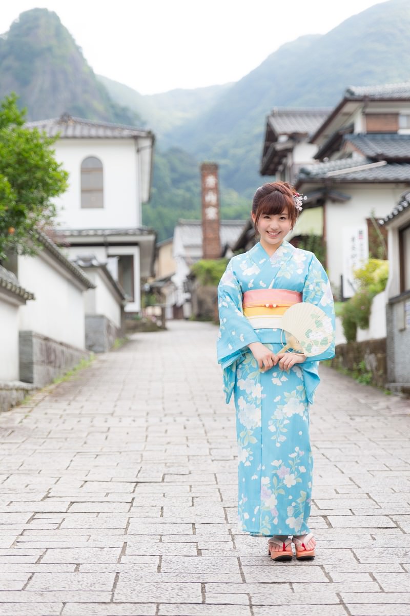 大川内山の石畳の坂道に立つ浴衣姿の女性［モデル：河村友歌］