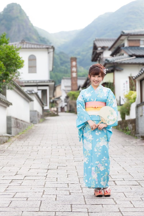 伊万里市大川内山で浴衣姿の女性が白い団扇を持つ古民家の坂道