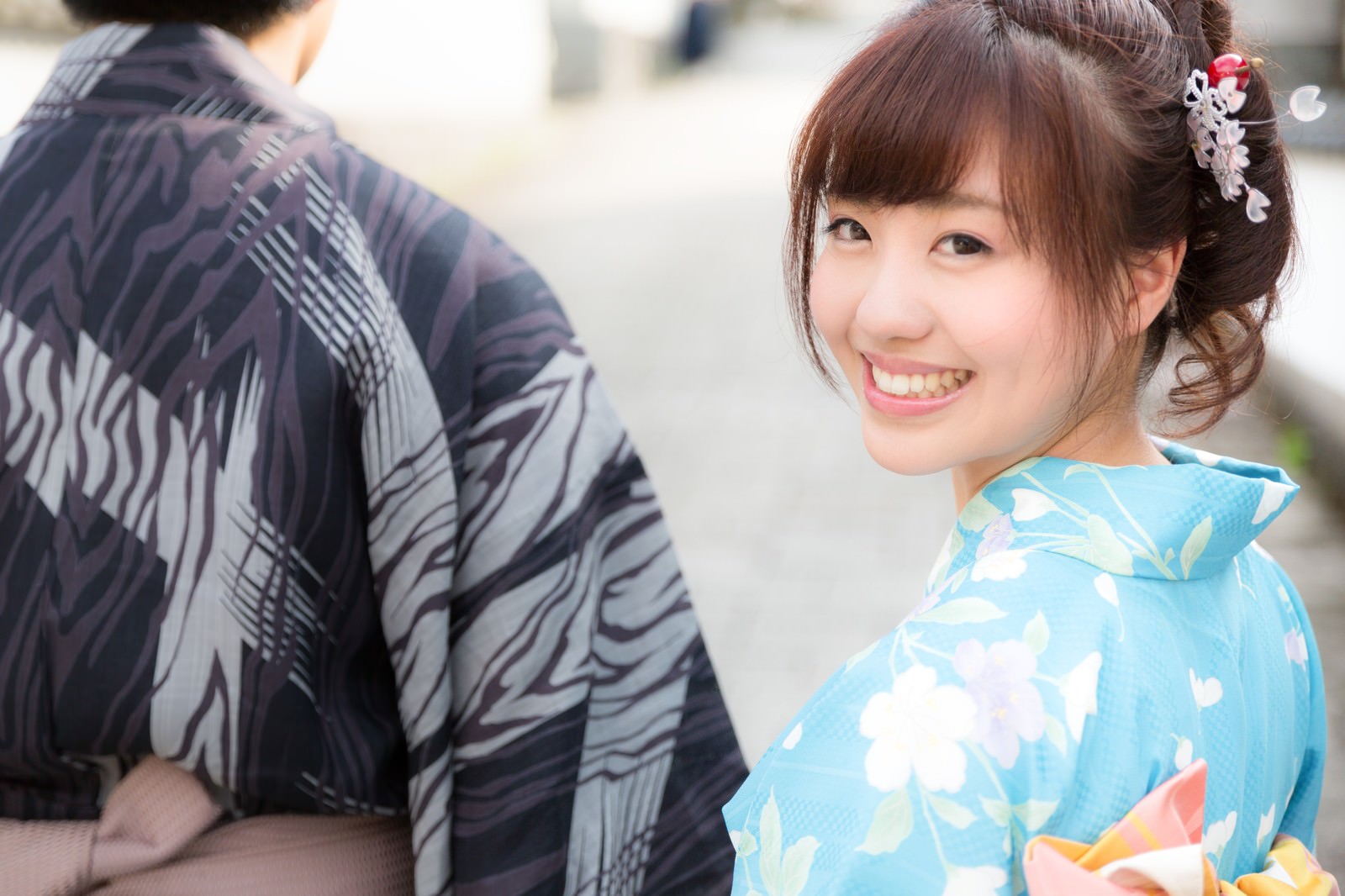 浴衣姿で振り返り笑顔を見せる女性［モデル：河村友歌］
