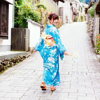 大川内山の古い町並みで振り返る浴衣姿の彼女の写真