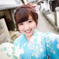 伊万里市大川内山で浴衣姿の自撮り 古い町並みを背景にの写真