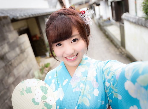 伊万里市大川内山で浴衣姿の自撮り 古い町並みを背景に