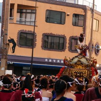どっちゃん祭りで神輿を担ぐ人混みと見物客の熱気の写真