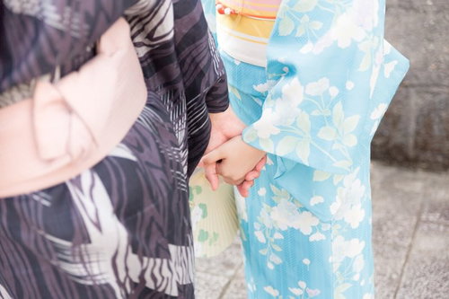 浴衣姿で手を握り合うカップル 佐賀県伊万里市の夏祭りデート