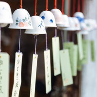 伊万里風鈴まつりの白磁風鈴と夏の涼しさを表現した伝統工芸の写真