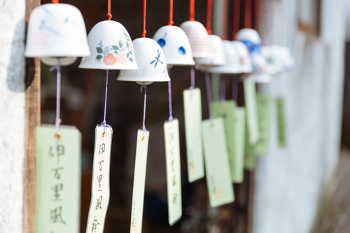 伊万里風鈴まつりの白磁風鈴と夏の涼しさを表現した伝統工芸