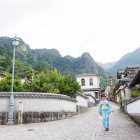 秘窯の里・伊万里大川内山、石畳の坂道を歩む浴衣女子の写真