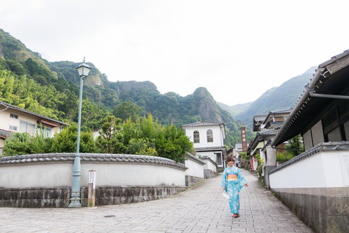 秘窯の里・伊万里大川内山、石畳の坂道を歩む浴衣女子