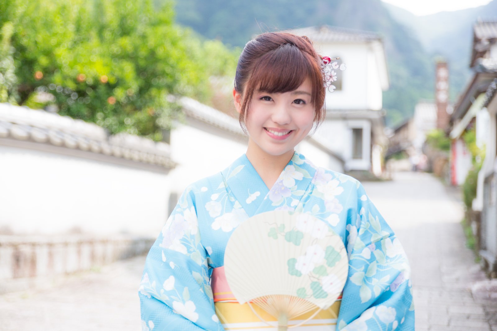 大川内山の町並みでうちわを持つ浴衣女性［モデル：河村友歌］