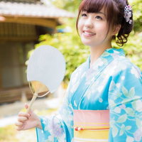 うちわを持った浴衣姿の女性が古民家で納涼の写真