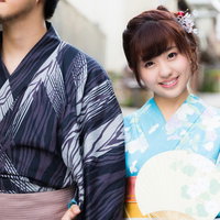 彼と浴衣でおでかけ、白いうちわを持ってほほえむ二人の写真