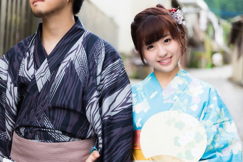 彼と浴衣でおでかけ、白いうちわを持ってほほえむ二人