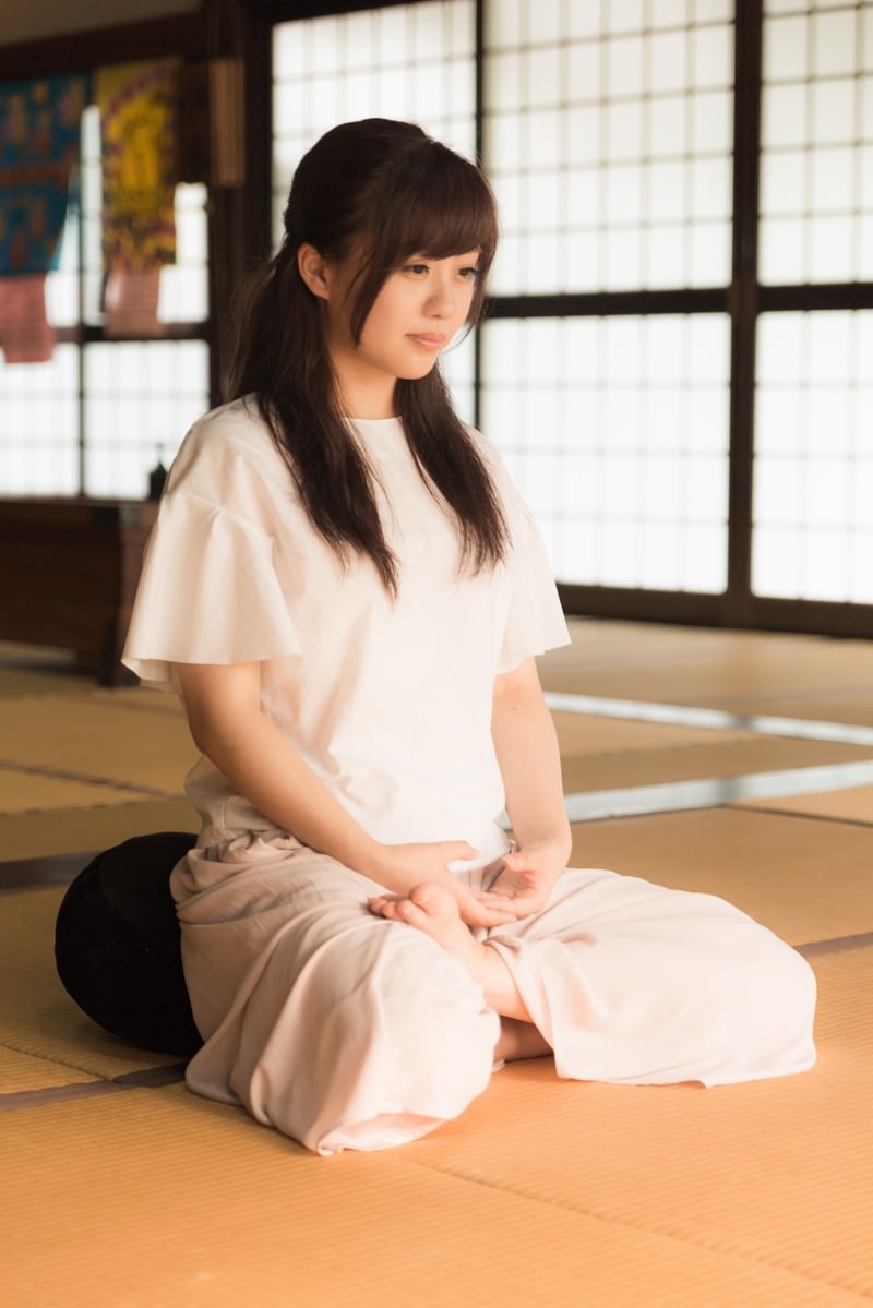 伊万里市の寺院で座禅をする女性［モデル：河村友歌］