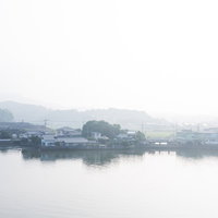 朝靄に包まれた伊万里川と伊万里市の住宅地の写真