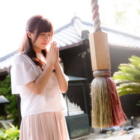 佐賀県伊万里市本光寺で参拝する女性の祈りの様子の写真