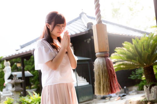 佐賀県伊万里市本光寺で参拝する女性の祈りの様子