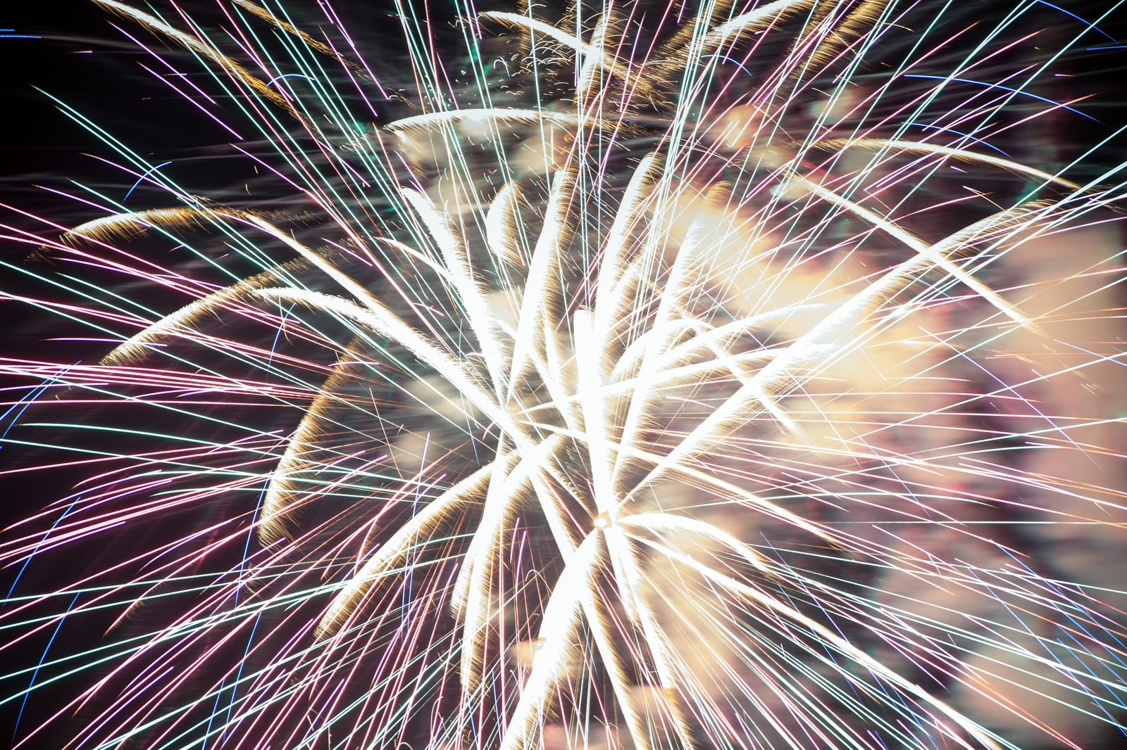 夜空で複数の花火が同時に炸裂するフィナーレ
