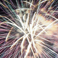 花火大会の豪華なフィナーレを彩る光の放射線の写真