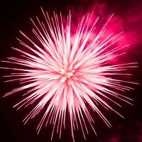 ピントリング効果で撮影した放射状の花火爆発の写真