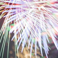 色鮮やかでカラフルな火花が散る花火大会の写真