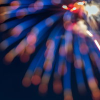 孔雀の羽のように広がる花火と夜空の光の打ち上げ風景の写真