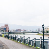 伊万里川に架かる橋と伊万里市の町並み風景の写真