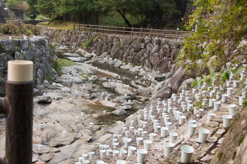 ボシ灯ろうまつりの川岸に灯る千の陶製灯ろう