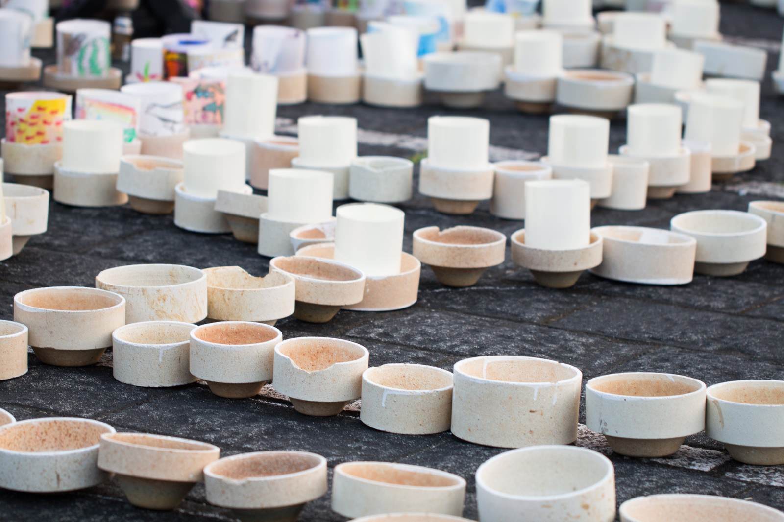 ボシ灯ろうまつりで並ぶ手書きの陶製灯ろう