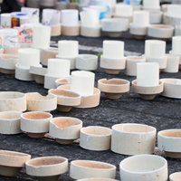 それぞれの想いが書かれた白い陶製灯ろうまつりの写真