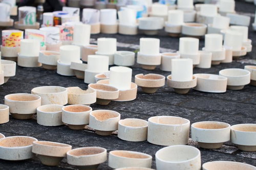 それぞれの想いが書かれた白い陶製灯ろうまつり