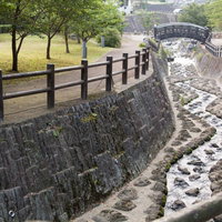 佐賀県伊万里市の大川内山を流れる伊万里川と石積み護岸の写真