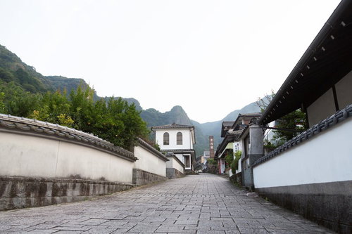 自然に囲まれた大川内山の石畳坂道と伝統窯元の町並み